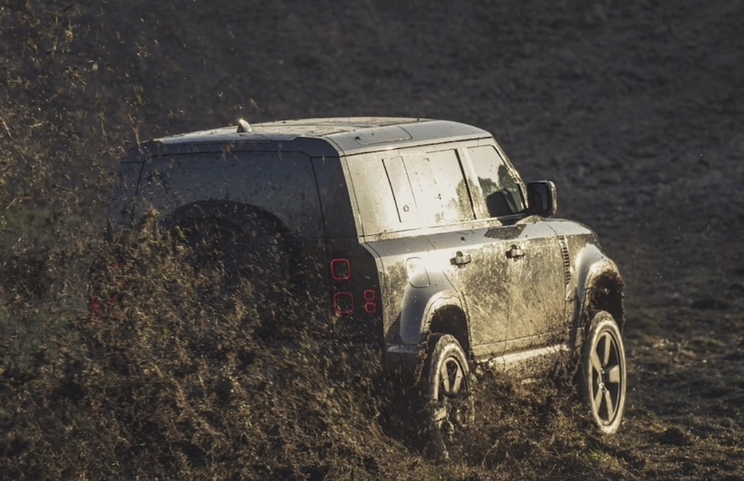 Nuovo Defender: Land Rover e James Bond di nuovo insieme per la nuova pellicola “No Time To Die”