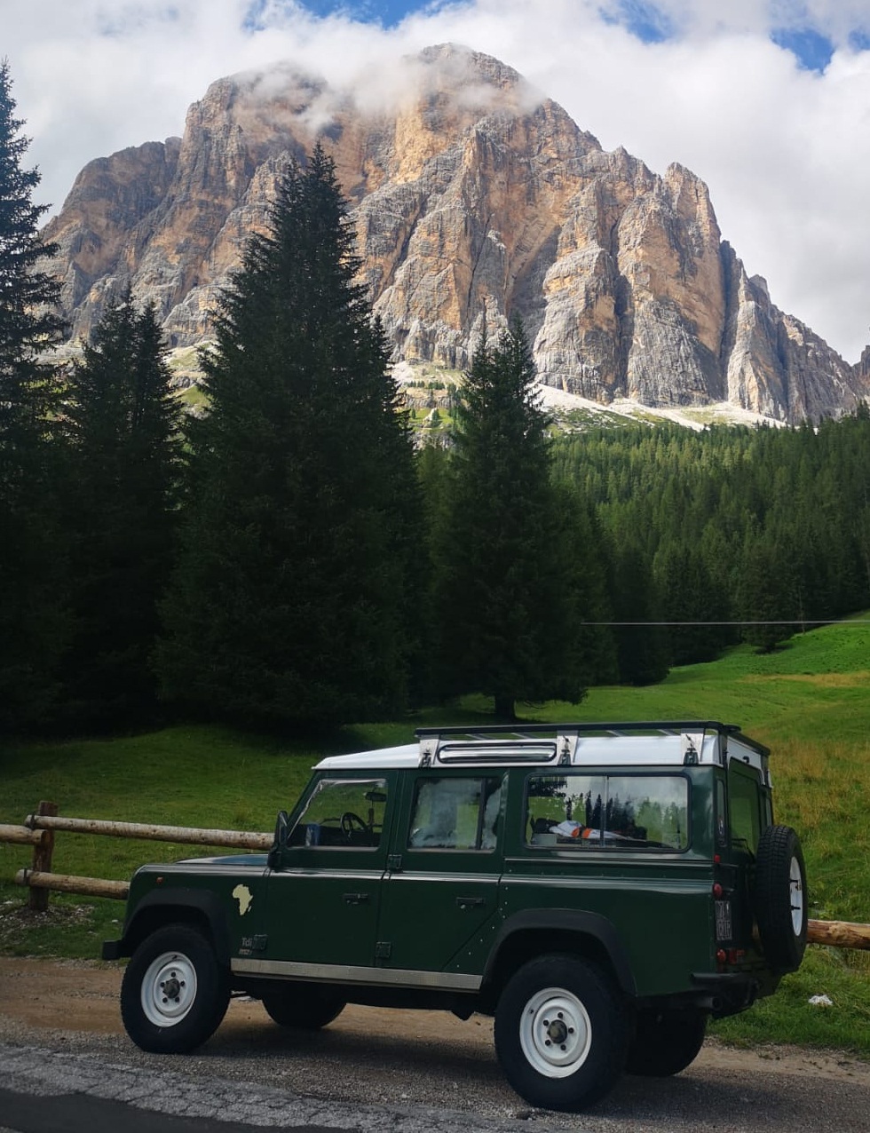 Una gloriosa Defender in giro per le Alpi