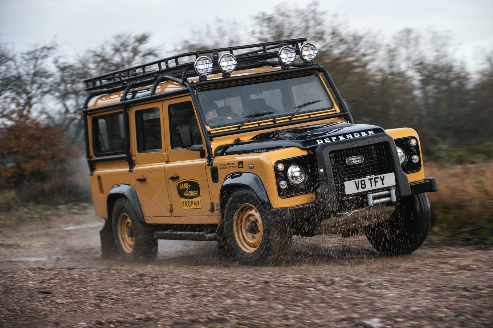 Land Rover organizza un nuovo “Trophy” con le Defender Works V8 appositamente costruite e allestite