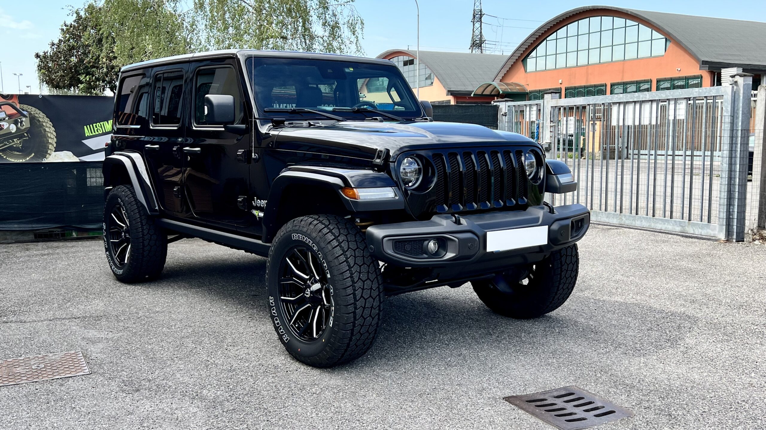 Jeep Wrangler JLU: CHIAMATEMI BLACK PANTHER