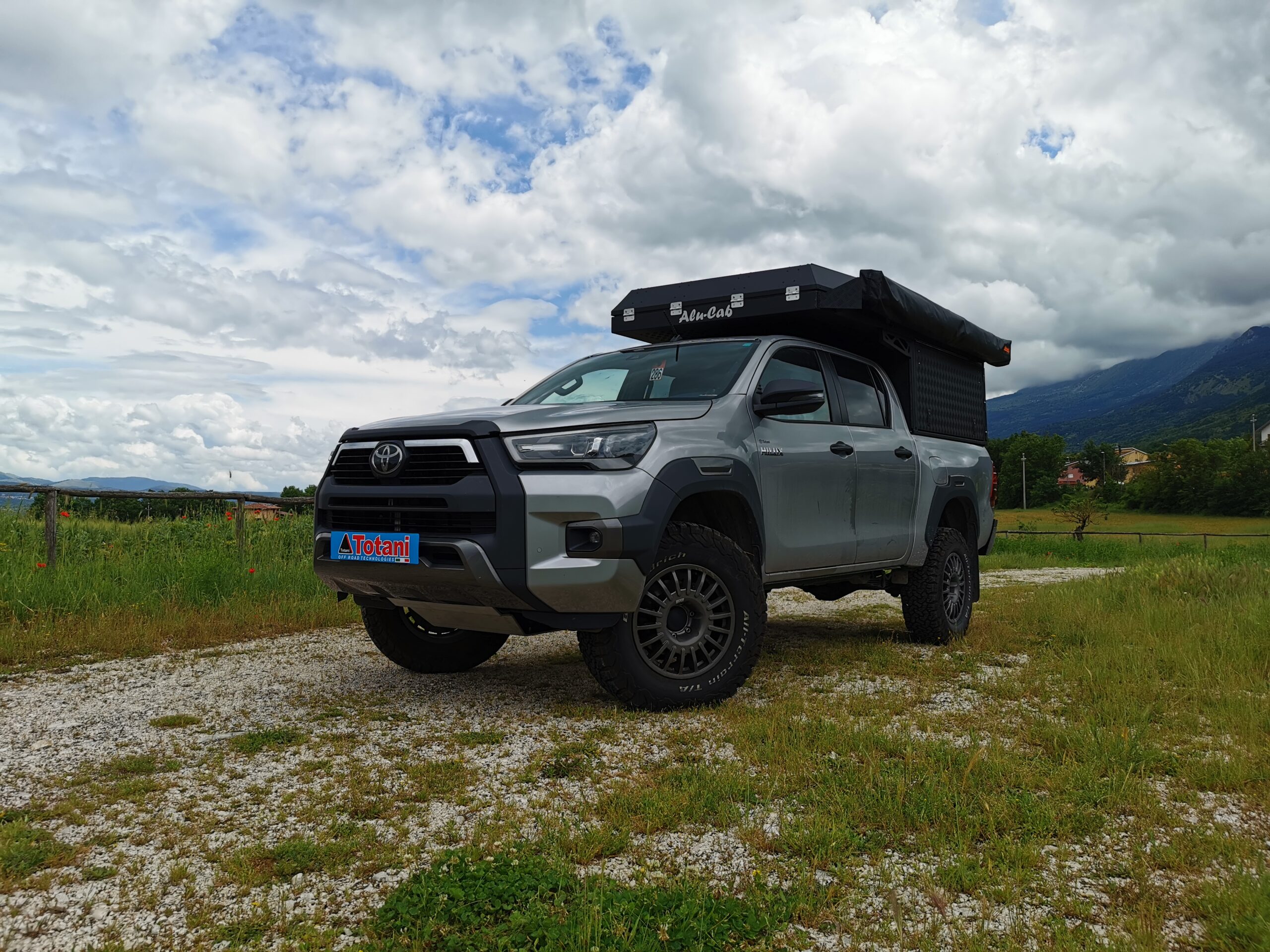 Totani camperizza il Toyota Hilux con Alu-Cab