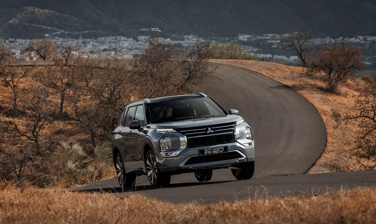 Mitsubishi-Outlander-PHEV-2025-15