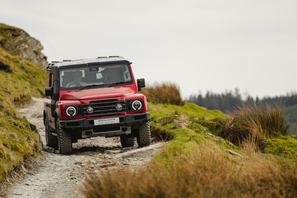 INEOS Grenadier Trialmaster X: il ritorno del fuoristrada autentico nell’era dei SUV digitali
